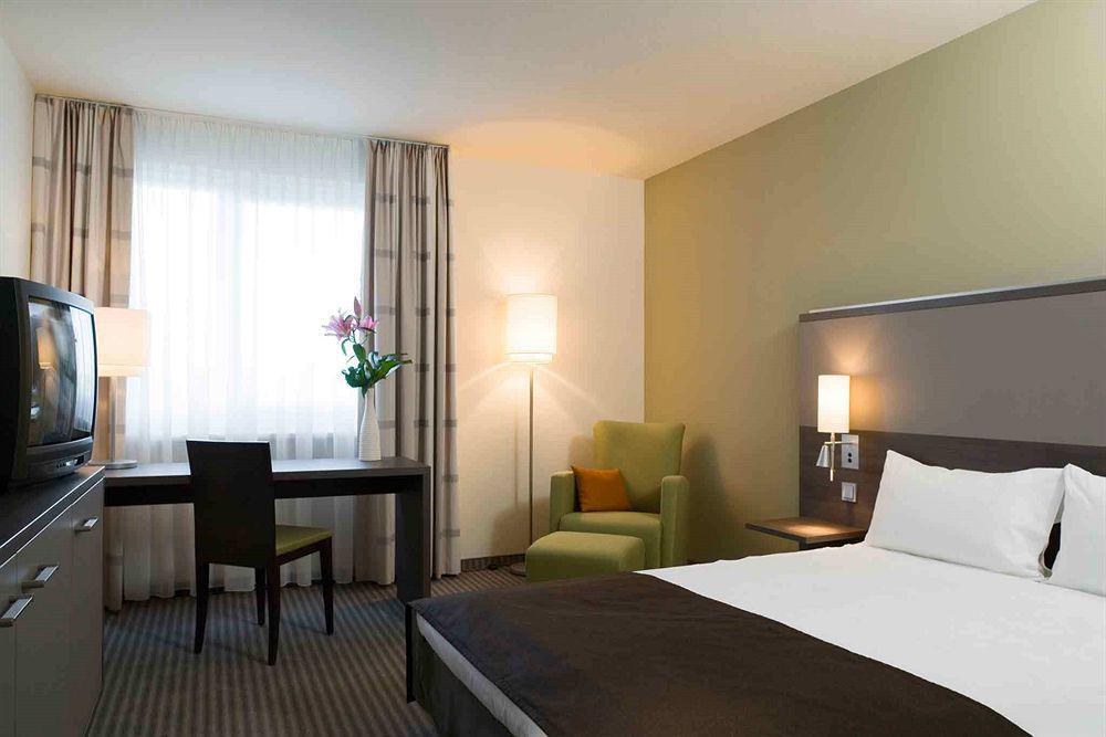 Mercure Airport Hotel Berlin Tegel Room photo
